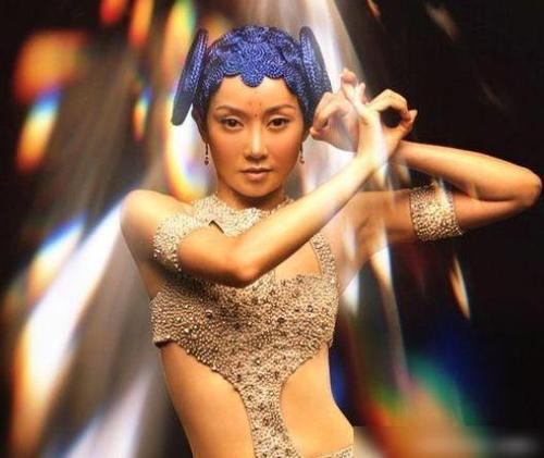 卸妆后"巫婆变仙女",网友直呼不化妆早火了,萨顶顶素颜真美