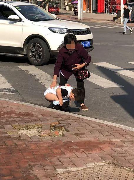 随地大小便.