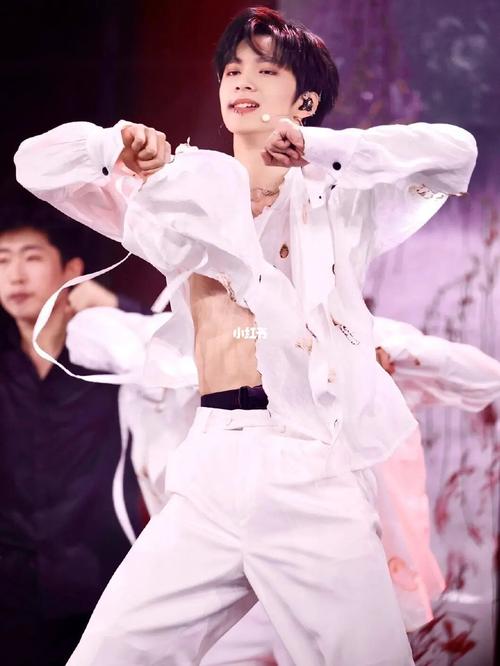 刘耀文_腹肌_巴中市攻略_时代少年团