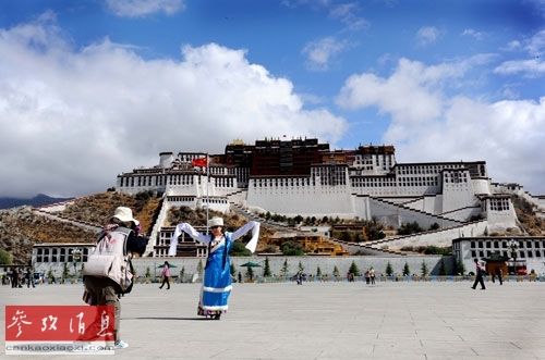 身穿民族服装的游客在拉萨布达拉宫广场拍照留念(资料图片)
