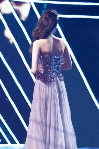 迪丽热巴被指后背难看,跟倪妮刘诗诗相比,她的翼状肩