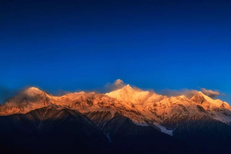 梅里十三峰中的神女峰(缅茨母峰)与五冠峰(吉娃仁安峰).