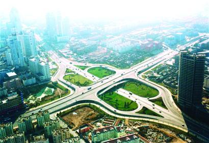 滨海公路首座互通式立交像"苜蓿叶"