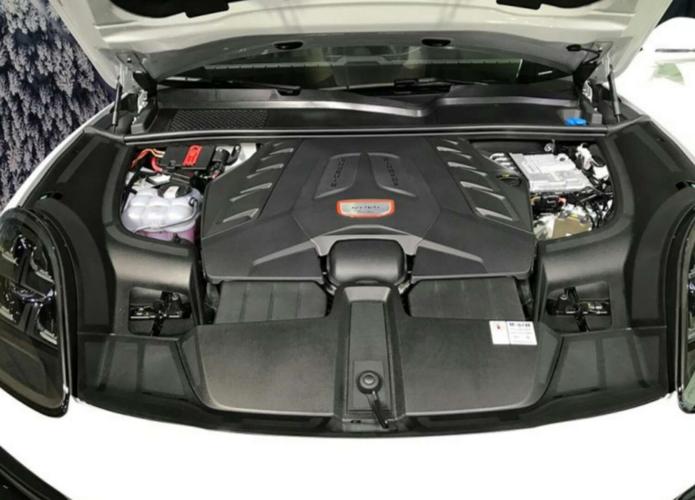 动力方面,新车搭载新的v6和v8发动机.