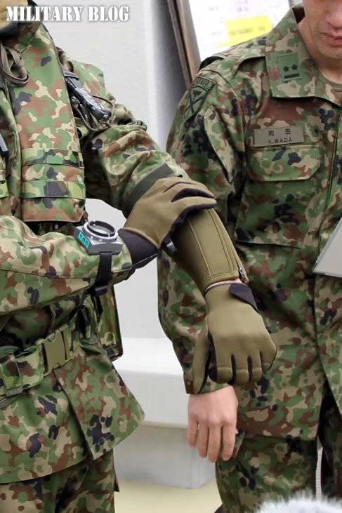 侦察兵和普通队员的迷彩服下面都有一件防水保温套装.