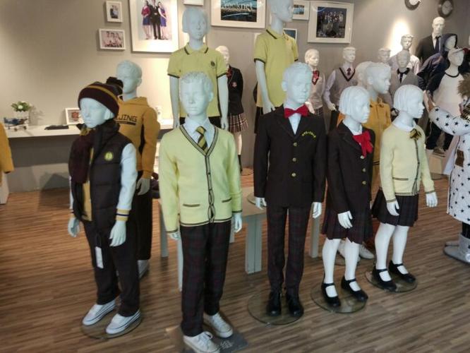 实验二小家长代表团赴校服生产企业调研纪实