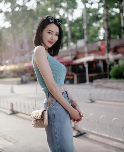 30岁的胡然身材保养如少女,针织衫搭配牛仔裤大秀小蛮腰,美呆了
