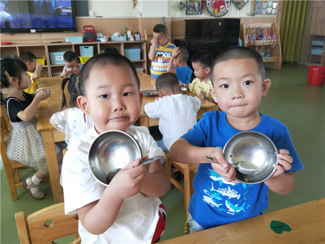 图为小朋友展示"光盘" 来源:黟县红旗幼儿园