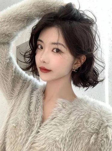 2021年流行什么烫发?试试这款"木马卷"发型,慵懒时髦还显发量!