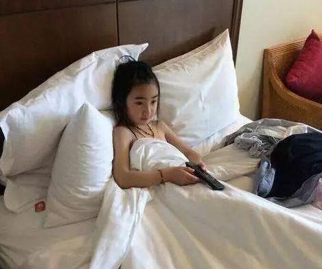 小女孩这么晚还不睡觉一个人垫三个枕头真是有够浪费