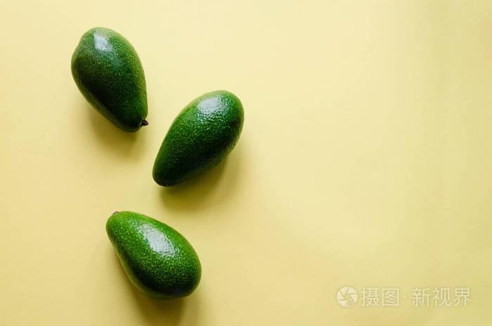 有机牛油果颜色黄色背景流行艺术设计创意夏季食品概念绿色鳄梨图案的