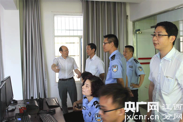 贵溪市副市长,公安局长肖军深入交警大队调研工作