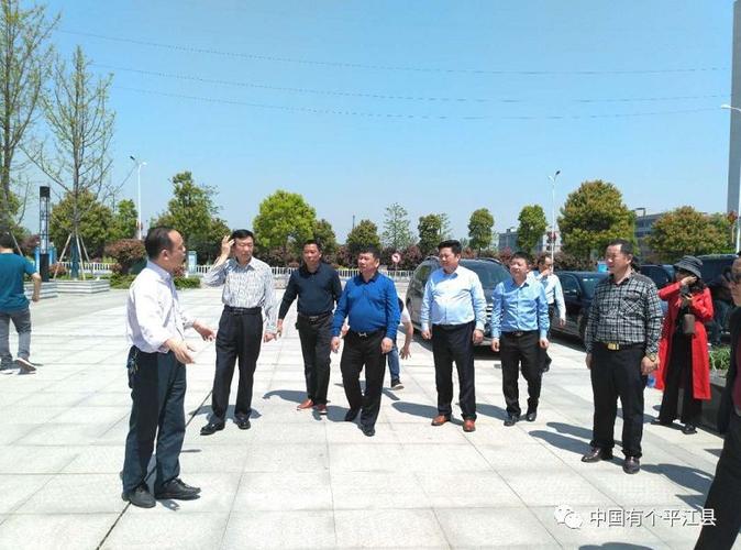 华容县长工教育基金会理事长,华容县慈善协会会长吴葆春,华客县烈士