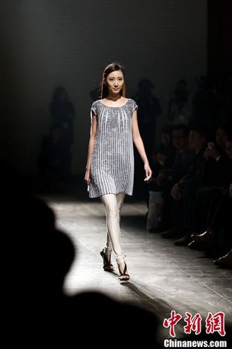 中国国际时装周  模特宝盖头透视装t台走秀
