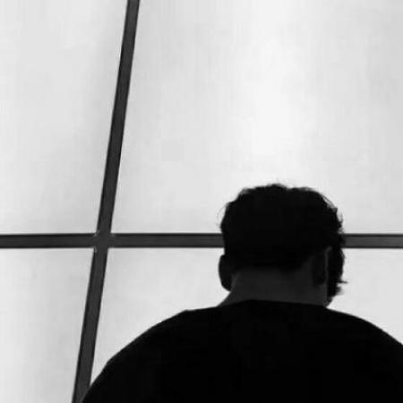 背影黑白情侣头像一男一女微笑亦甜却负忧伤