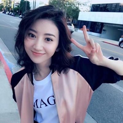 景甜出席活动 一袭花色连衣裙穿红高跟现身