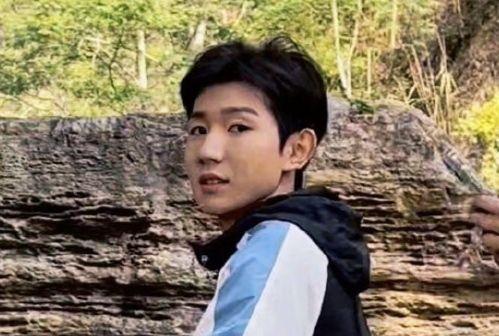 王源新剧灿烂灿烂首波路透生图五官精致高中生气息十足