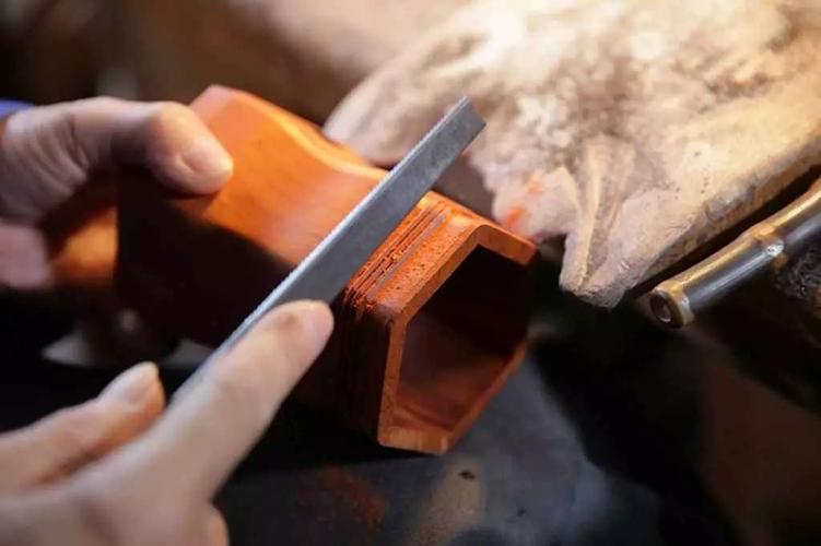 琴筒修形▲音窗造型▲开孔▲蒙皮环节▲蒙皮环节,决定二胡的音色等