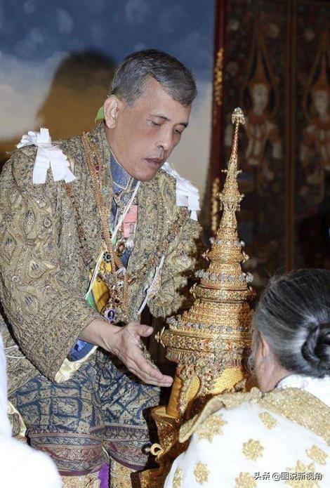 同样是亚洲王室君主,德仁和泰国国王登基画面大不同,后者更开放