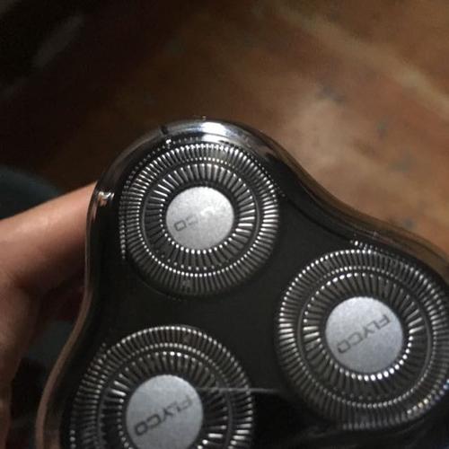 飞科flyco电动剃须刀fs370三刀头充电式全身水洗8小时充电旋转式刮胡