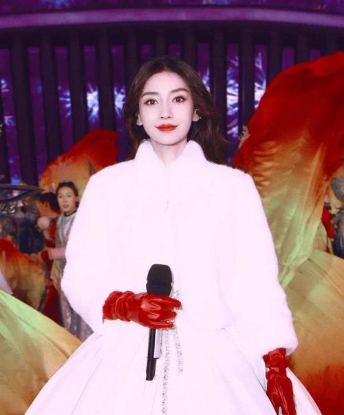 angelababy春晚生图:肌肤饱满透亮,黑眸清灵似水,下巴
