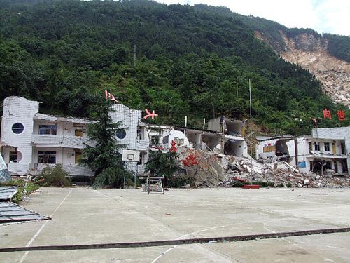 走过曲山小学,旁人指着路左侧高坡上一