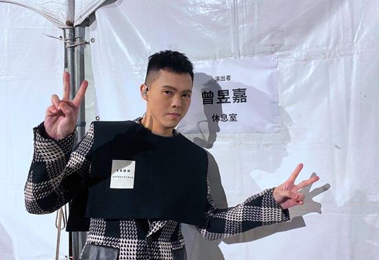 曾昱嘉高铁误点出租车上开嗓 因疫情跨年夜冷清"像彩排"
