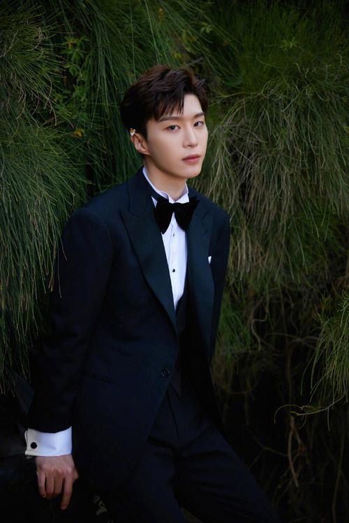 范丞丞黑白西服帅气写真图片