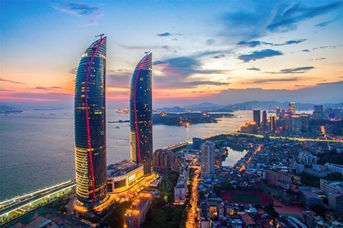 海峡在厦门建造的约300米高双帆造型地标建筑——厦门世茂海峡大厦,不