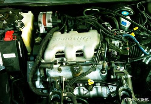君威2.5 v 6发动机舱正面照