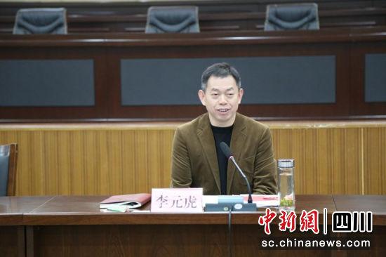 李元虎为参会人员送上节日祝福.盛莉 摄