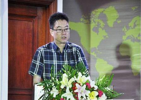 发布会由华豫之门著名主持人陈琨主持,梦天木门总公司董事长余静渊