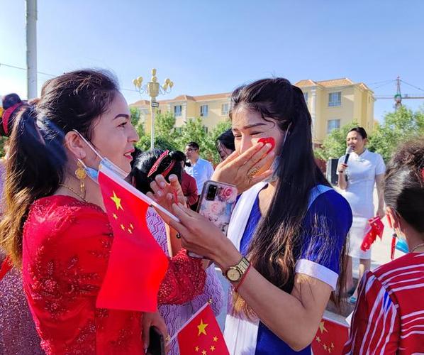 第三师东风农场一连"访惠聚"红旗飘扬,歌唱祖国快闪活动.
