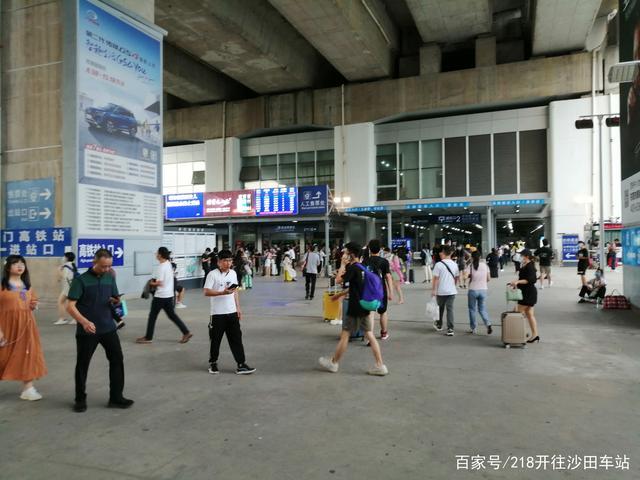 虎门高铁站进站口前