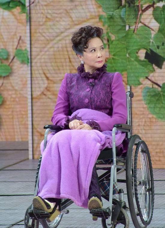 57岁蔡明春晚带妆彩排 网友:和素颜讨论剧本的是一个人?