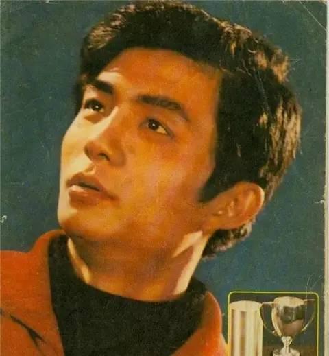 汪嘉伟,1976年被选入国家队,国家男子排球队副队长,年轻时也曾是"