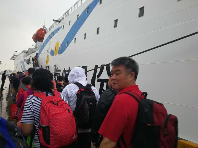 乘坐棋子湾轮船,船长129米,可容纳800多人.