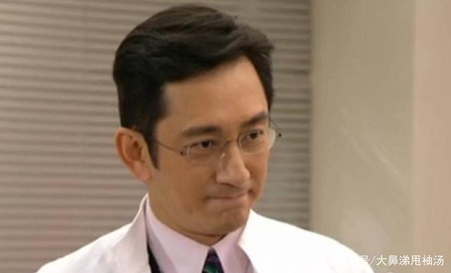 "师奶杀手"吴启华现身商演,外形俊朗显年轻,舞台简陋卖力捞金