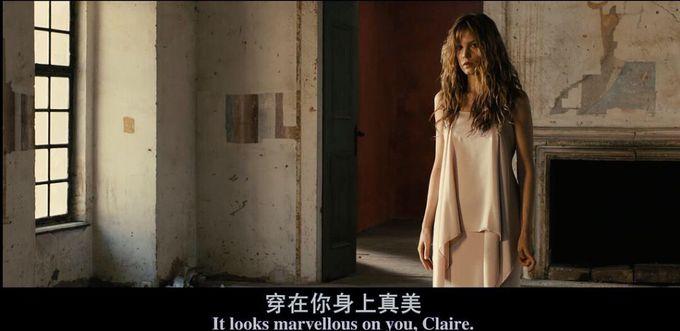 《最佳出价》里为什么男主最后才注意到酒吧里那个侏儒女孩呢?
