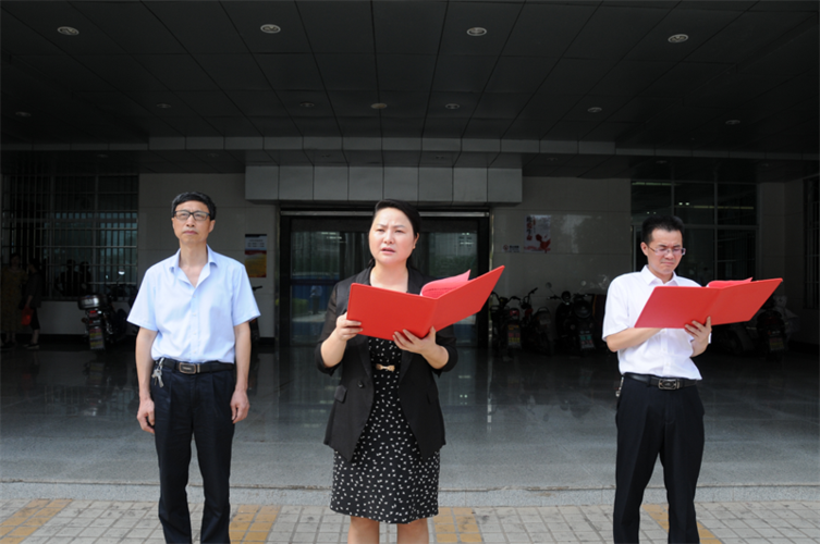 区委书记黄艳娥(中)发表讲话