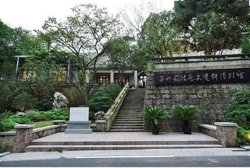 西湖边,北山路上,有着全国第一家以宪法为主题的展馆——"五四宪法"