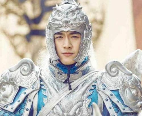 的剧作家发布了由张子文表演的赵云的剧照,在第一张照片中,赵云穿着