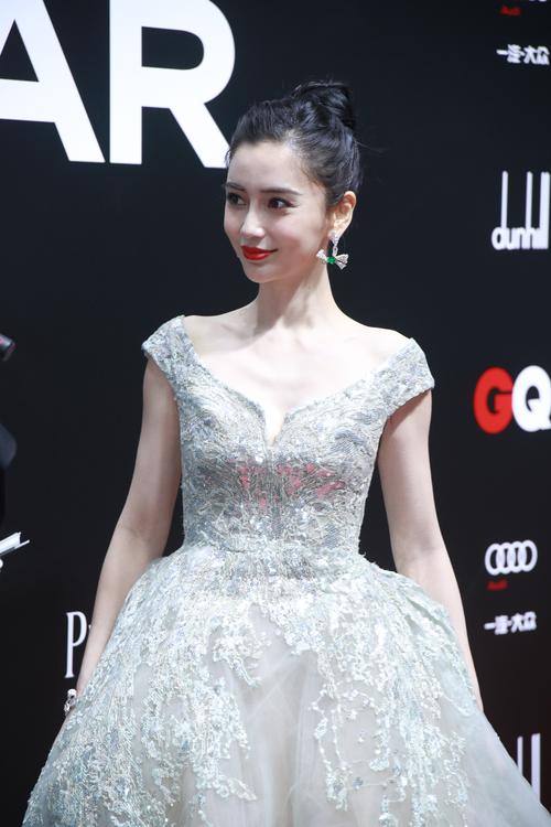 angelababy雾色流星裙高贵典雅 深v设计大方秀锁骨