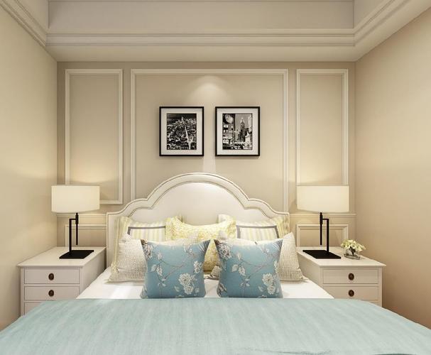 墙面用简单的石膏线装饰,配上暖色灯光,有一种温馨的氛围.