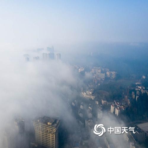 四川乐山遭遇大雾 城市沿江地段缥缈如仙境