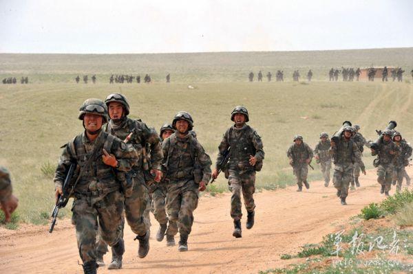 南京军区第1集团军某步兵旅官兵在进行武装奔袭(解放军报记者费伯禹摄