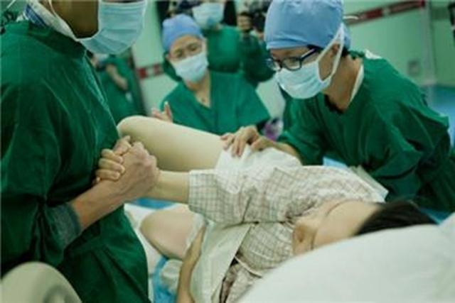 孕妈二胎,怀孕29周胎儿突然"踢破"子宫,医生得知原因怒斥无知