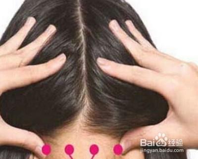 1 按摩后脑勺下方靠近脖颈的地方,能够缓解脖颈痛,通过双手扶着大脑