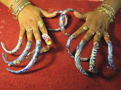 女子留35厘米长手指甲 呵护备至