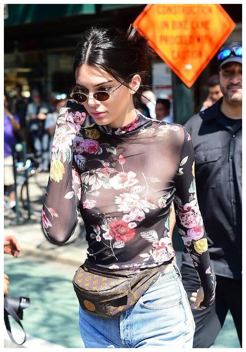 超模肯豆晒海滩度假照缓解隔离的烦闷,好久没出门快憋疯了